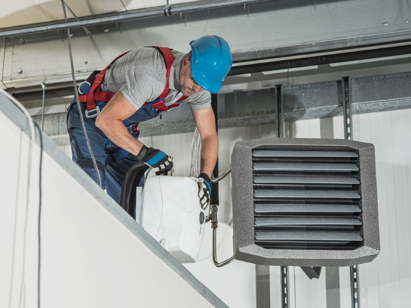 Kỹ thuật viên làm việc trên hệ thống chữa cháy HVAC